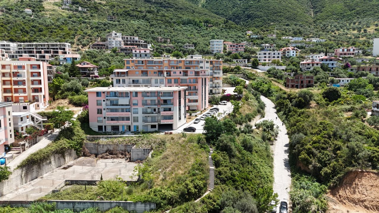 Prone E Re E Sapo Ndertuar Ne Shitje Ne Vlore, Jugu I Shqiperise, Prane Plazhit